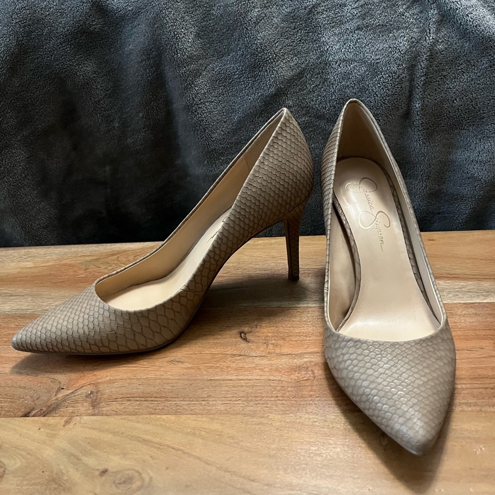 Jessica Simpson 3.5”h tan snake skin high heel